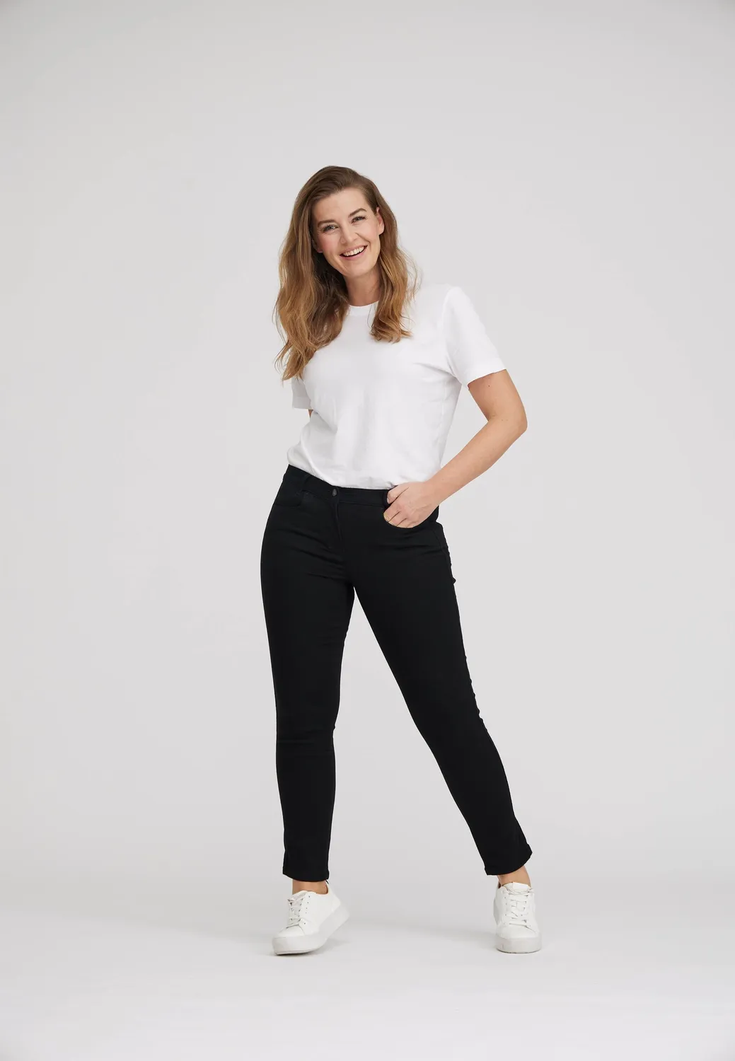 Laurie Serene 100713 Regular SL broek zwart kort