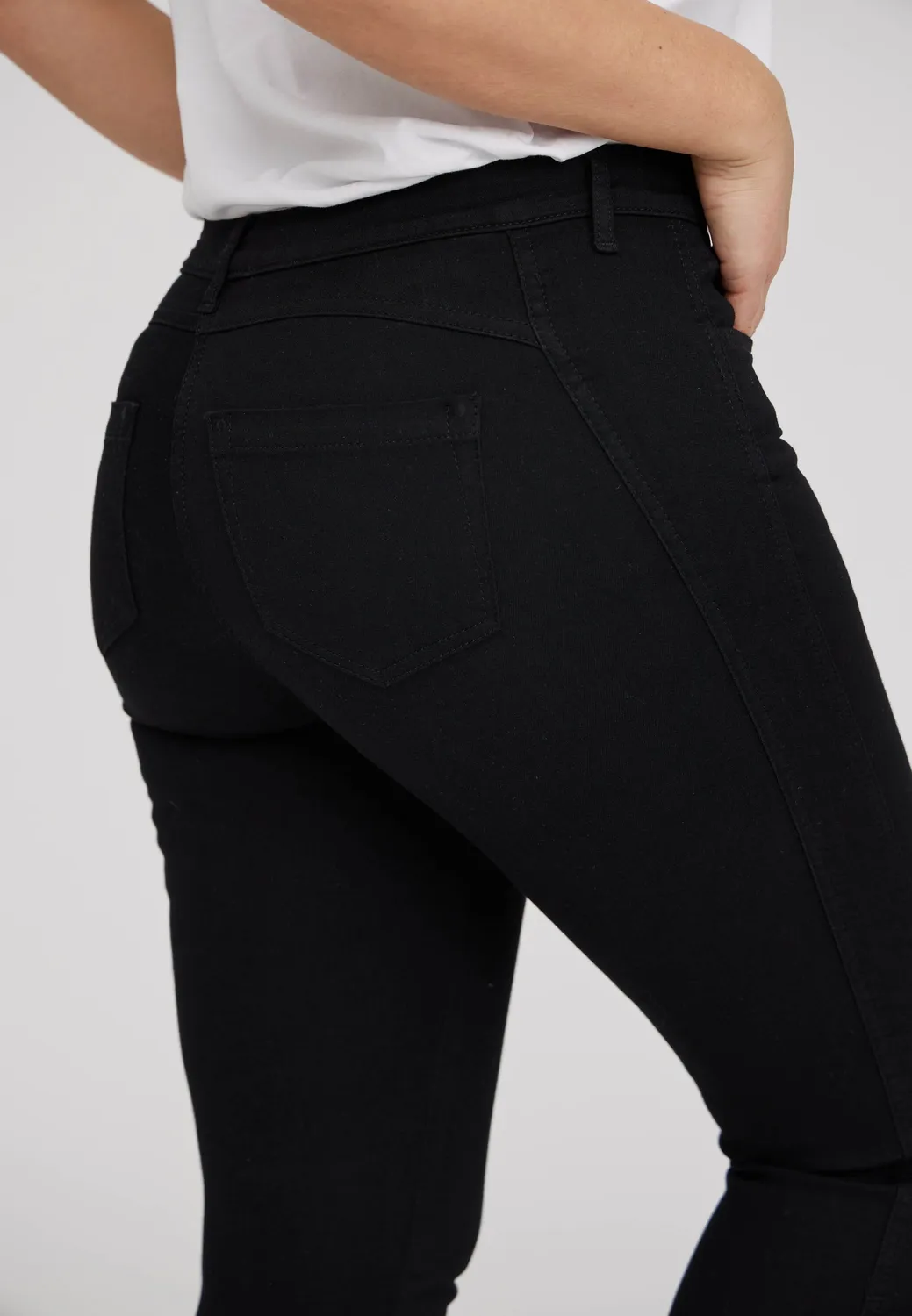Laurie Serene 100713 Regular SL broek zwart kort