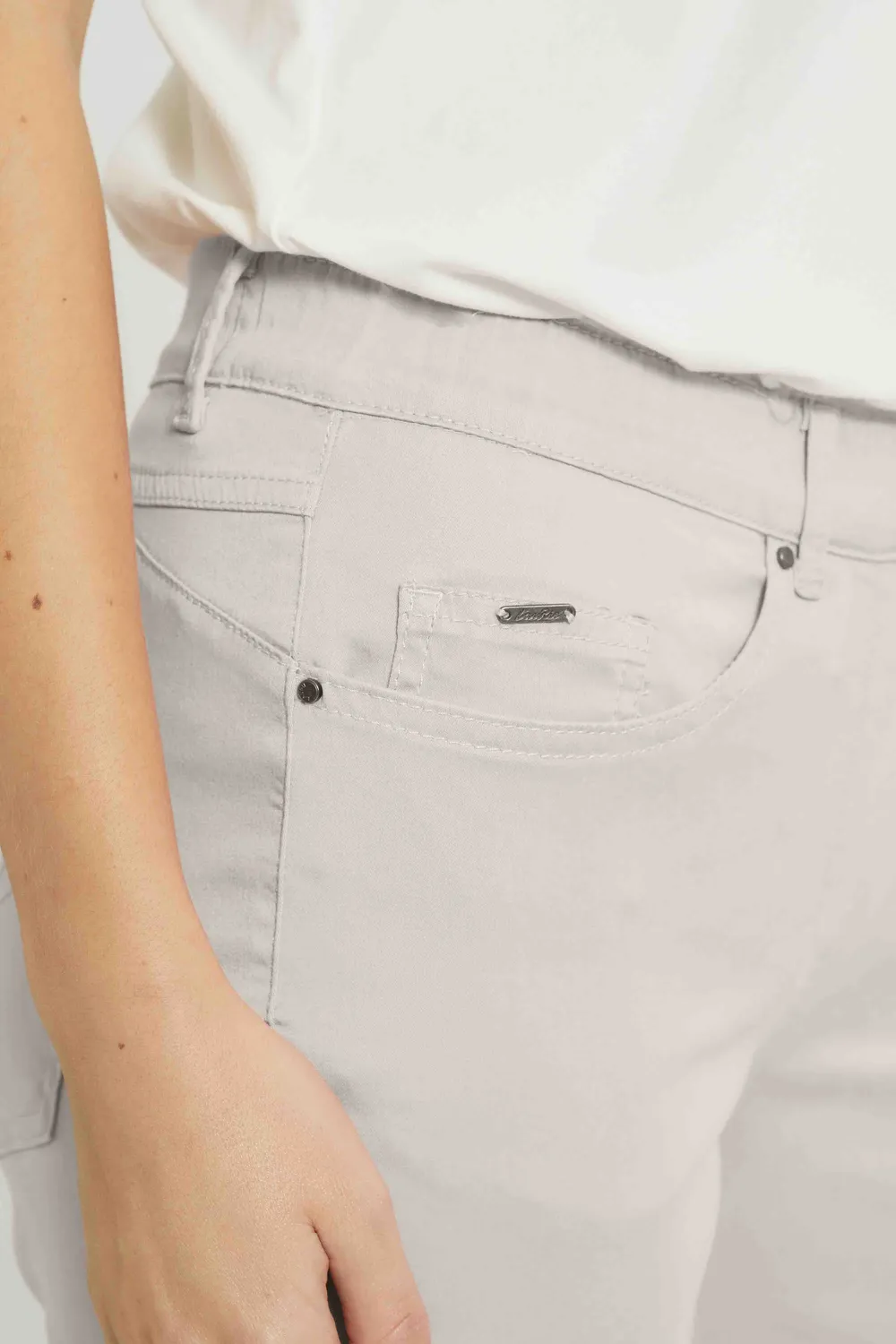 Laurie Hannah Regular 28362 broek Grey Sand cropped